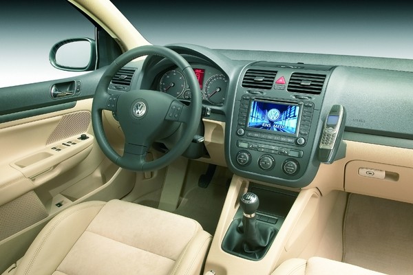 golf_5_interior Golf 5, napake golf, najpogostejše okvare, tipične napake, napaka sklopke, šum notranjost, glava motorja počena, TDI 105, TDI 140, FSI napaka,